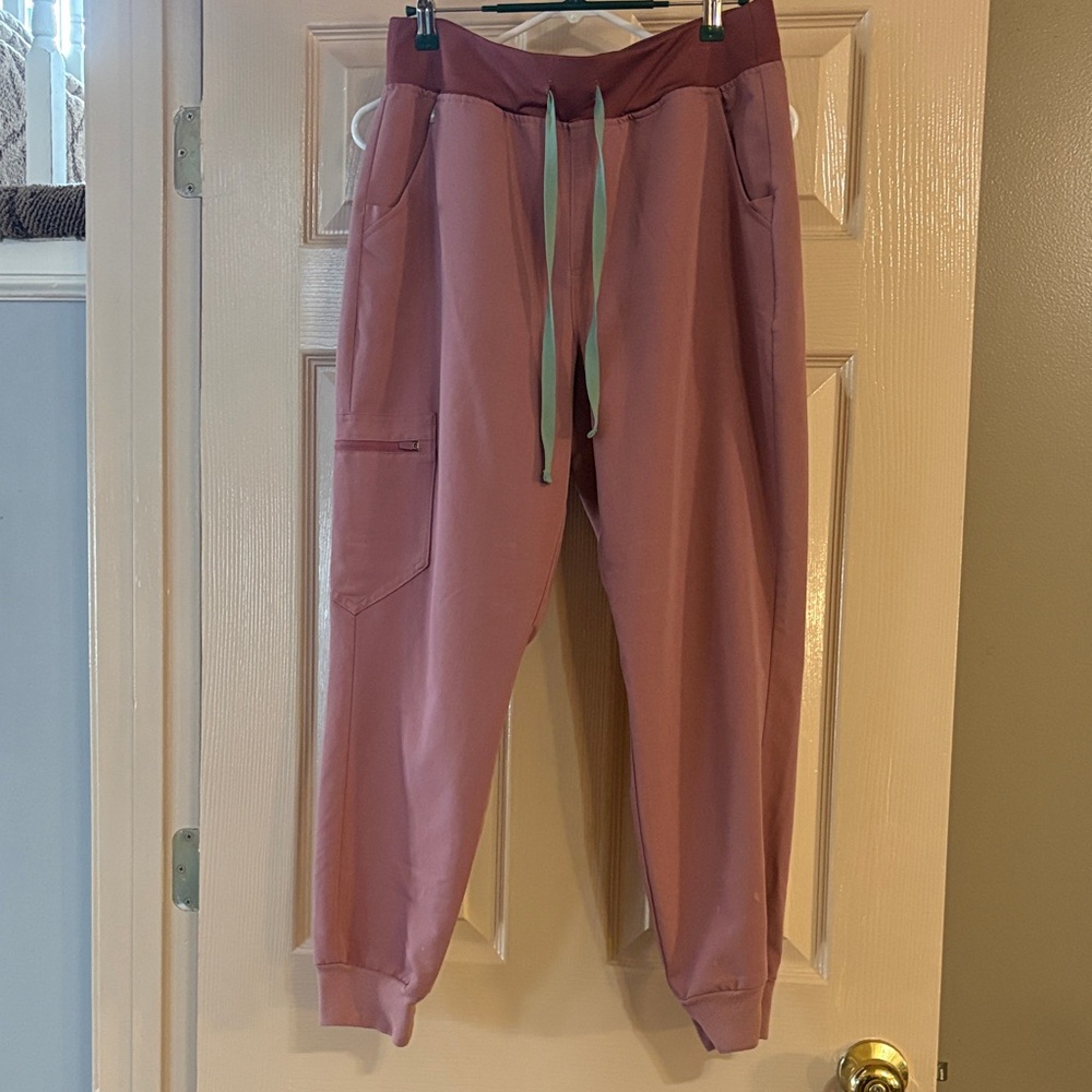 Figs mauve Zamora original rise med. Petite in mauve. Sm. Bleach stain on leg.